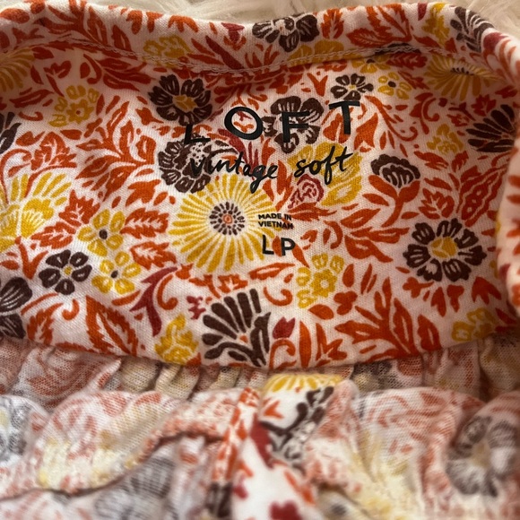 LOFT Vintage Island Floral Ruffle Henley Top Size LP - Picture 4 of 6